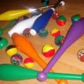 Sur la photo, on voit des balles et des....